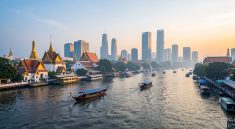 Vue immersive de Bangkok au lever du jour, avec des bateaux sur le fleuve Chao Phraya, des temples dorés et une skyline moderne.